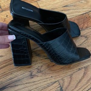 Crocodile Skin black mules